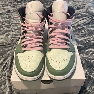 Dutch Green Jordan 1’s